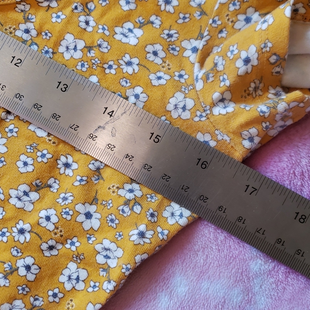 Yellow Flower Pattern Crop Top 🌻 - Picture 6 of 7